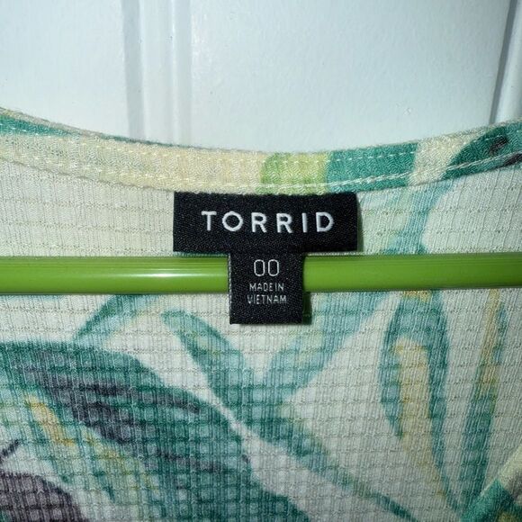 Torrid Textured Knit Surplice Puff Sleeve Babydoll Top - Picture 4 of 4